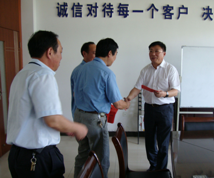 六安市开发区领导来索伊电器慰问生活困难党员